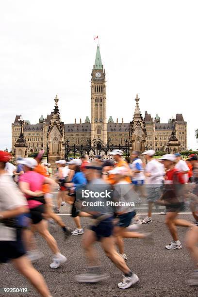 Maratonagruppo Passa Il Parlamento - Fotografie stock e altre immagini di Ottawa - Ottawa, Immagine mossa, Movimento