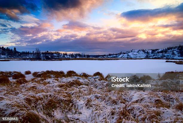 Invierno Norte Del Lago Y Al Atardecer Foto de stock y más banco de imágenes de Aire libre - Aire libre, Amarillo - Color, Azul