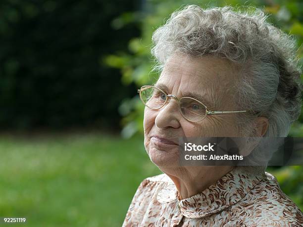 Anziani Donna - Fotografie stock e altre immagini di Adulto - Adulto, Adulto in età matura, Aiuola