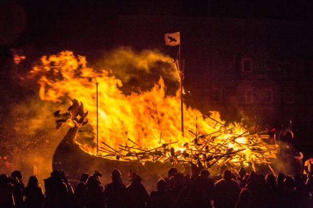 сжигание blaze away, викингов longship на up helly аа - shetland islands стоковые фото и изображения