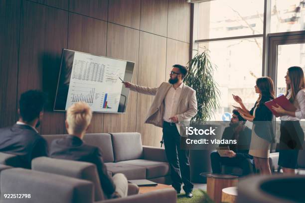 Businesspräsentation Stockfoto und mehr Bilder von Geschäftsleben - Geschäftsleben, Verkaufsberuf, Präsentation - Rede