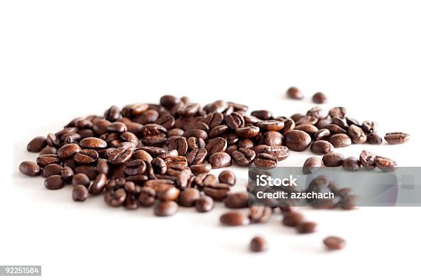 Photo libre de droit de Coffeebeans banque d'images et plus d'images libres de droit de Grain de café torréfié - Grain de café torréfié, Objet ou sujet détouré, Fond blanc