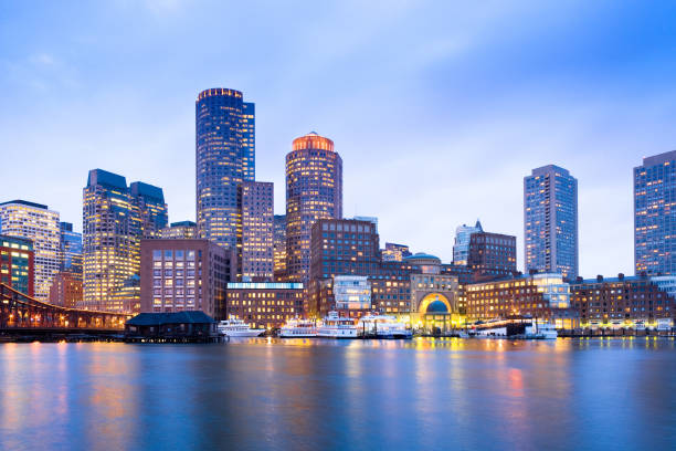 financial district skyline und den hafen in der abenddämmerung in boston - boston urban scene skyline skyscraper stock-fotos und bilder