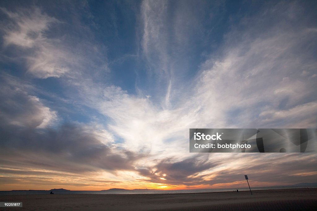 Windy atardecer en la playa - Foto de stock de California libre de derechos