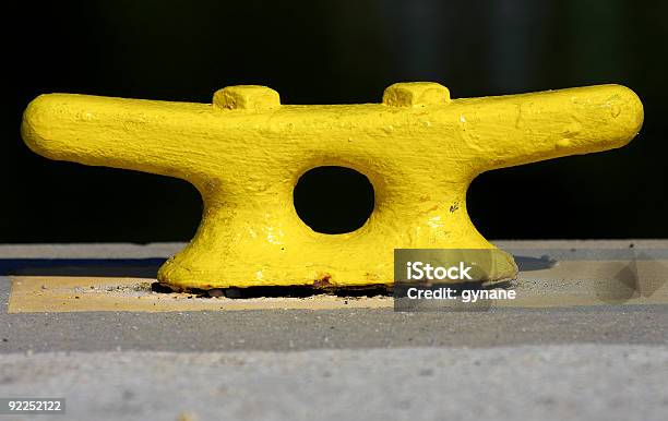 Amarelo Cunho - Fotografias de stock e mais imagens de Amarelo - Amarelo, Cabeço de Ancoragem, Cais - Estrutura Feita pelo Homem