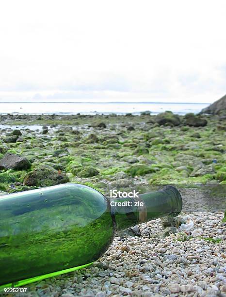 Leere Flasche Stockfoto und mehr Bilder von Flasche - Flasche, Flaschengeist, Farbbild