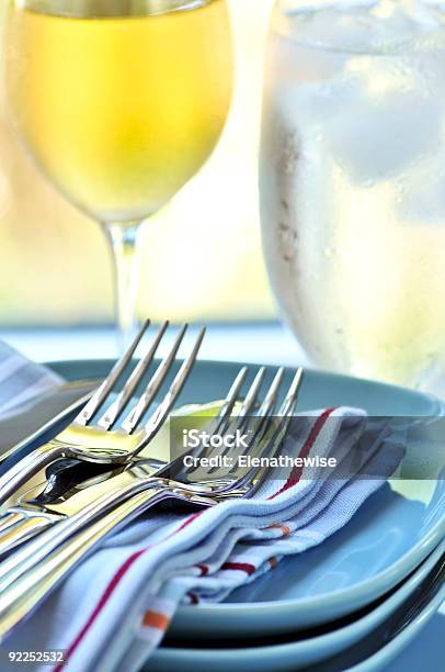 Platos Y Cubiertos Foto de stock y más banco de imágenes de Agua potable - Agua potable, Aire libre, Alimento