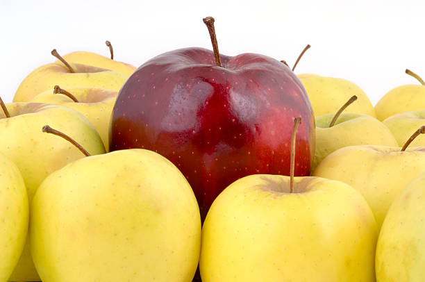 por encima de la multitud - individuality standing out from the crowd apple contrasts fotografías e imágenes de stock