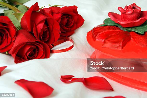 Valentine Regalos Foto de stock y más banco de imágenes de Amor - Sentimiento - Amor - Sentimiento, Aniversario, Bed Of Roses - refrán en inglés