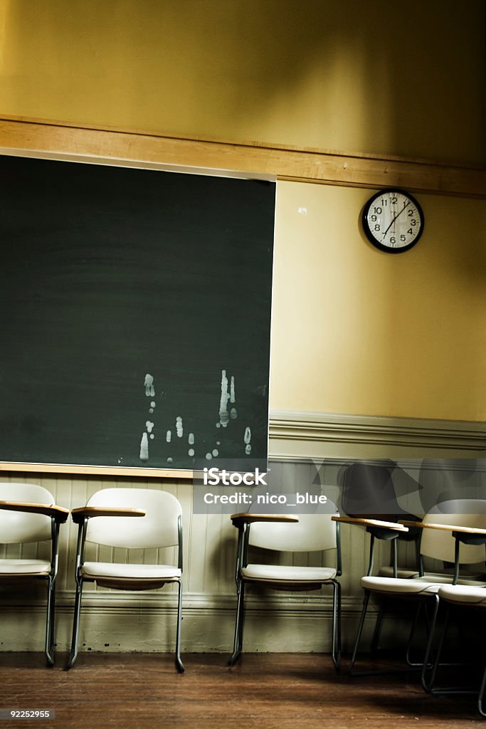 Siete, posición de las 3:00 h - Foto de stock de Salón de clase libre de derechos