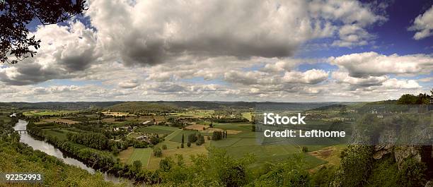 Rozległe Panarama Piękne Dordogne Valley - zdjęcia stockowe i więcej obrazów Bez ludzi - Bez ludzi, Chmura, Domme