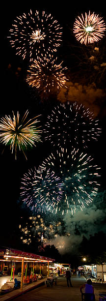 fête foraine et des feux d'artifice - whoosh photos et images de collection