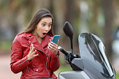 erstaunt-motorradfahrer-spannende-nachri