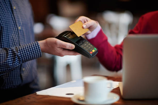 istock Credit card payment in coffee shop 922531736