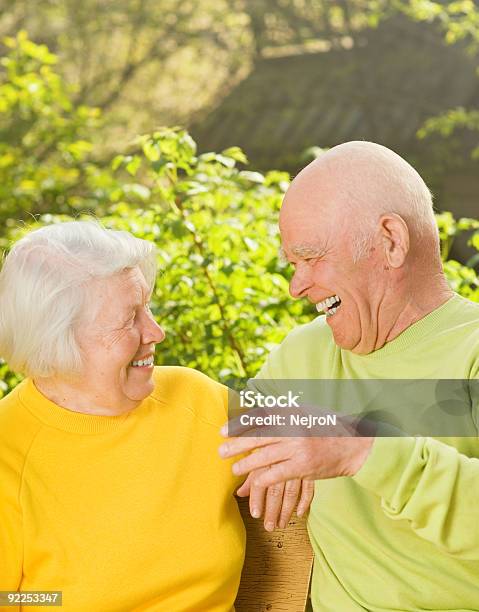 Szczęśliwy Starsza Para Na Zewnątrz - zdjęcia stockowe i więcej obrazów Starsza para - Starsza para, 70-79 lat, Aktywni seniorzy