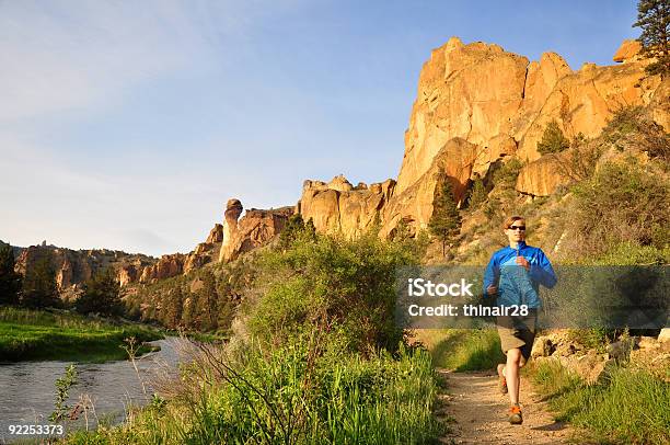 Mulher Para Running Em Percursos De Terra - Fotografias de stock e mais imagens de Oregon - Estado dos EUA - Oregon - Estado dos EUA, Pessoas, Adulto