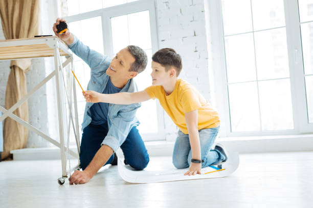 padre e figlio affascinanti che lavorano alla costruzione del tavolo - little boys measuring expressing positivity intelligence foto e immagini stock