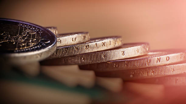 monedas de dos euros se acostará sobre la mesa. monedas de una denominación de la moneda de fondo borroso de dos euros. - euro symbol european union currency currency banking fotografías e imágenes de stock