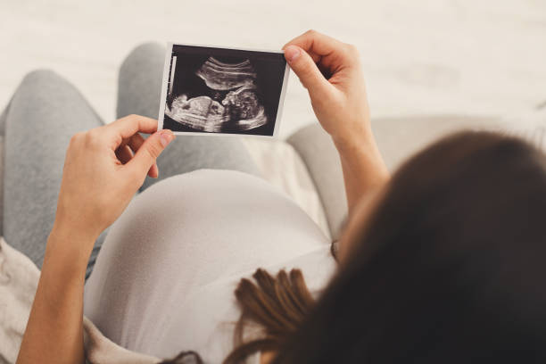 mujer embarazada en la ecografía de su bebé - abdomen fotos fotografías e imágenes de stock