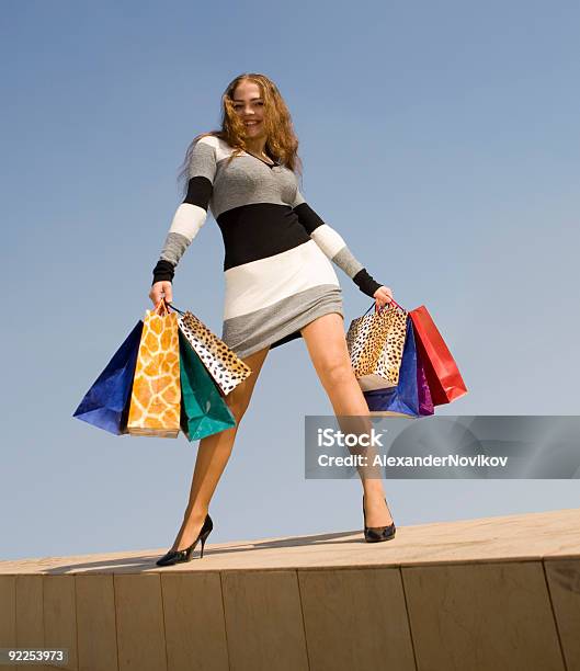 행복함 여자아이 쇼핑 수하물을 Blue Sky 20-29세에 대한 스톡 사진 및 기타 이미지 - 20-29세, 가계, 가방