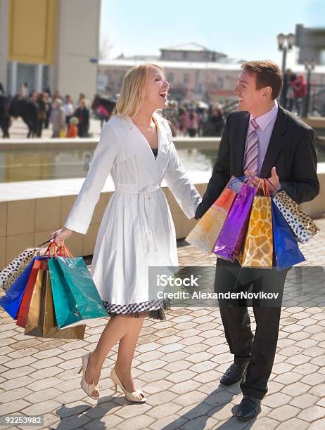 幸せな魅力的なカップルショッピングバッグに入ります - 20代のストックフォトや画像を多数ご用意 - 20代, よそいきの服, カジュアルウェア