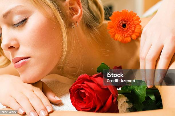 Massagem De Bemestar - Fotografias de stock e mais imagens de Adulto - Adulto, Amimar, Beleza