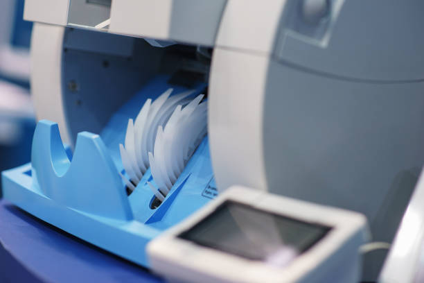 istock Professional banking equipment for calculating banknotes and cash. 922542826