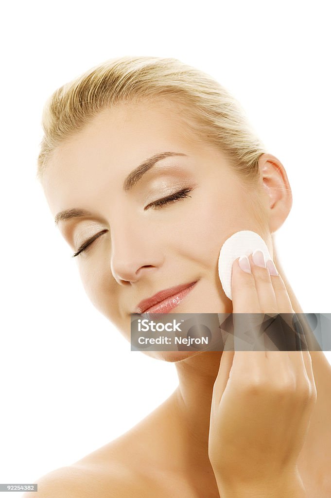 Bela jovem mulher removendo cosméticos com uma compressa de limpeza - Royalty-free Adulto Foto de stock