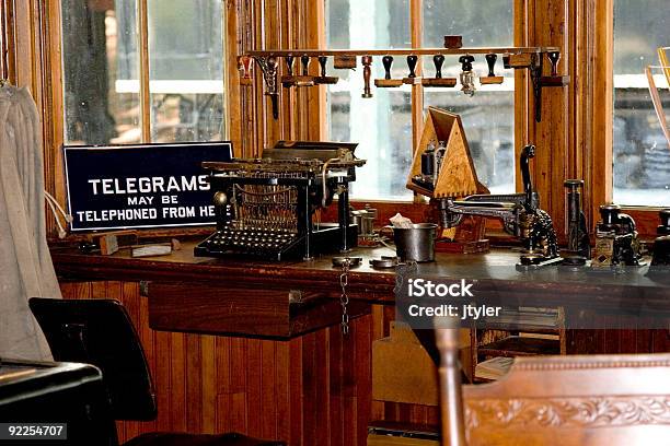 Escritório De Telégrafo - Fotografias de stock e mais imagens de Escritório - Escritório, 1940-1949, Estilo retro