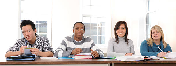 étudiants en classe - studygroup photos et images de collection