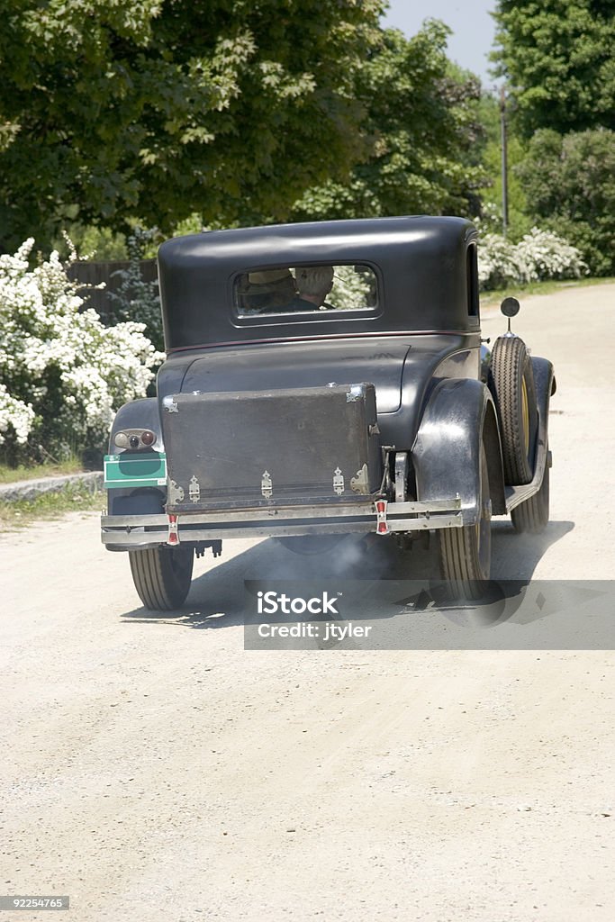 Voiture d'époque - Photo de Chemin de terre libre de droits