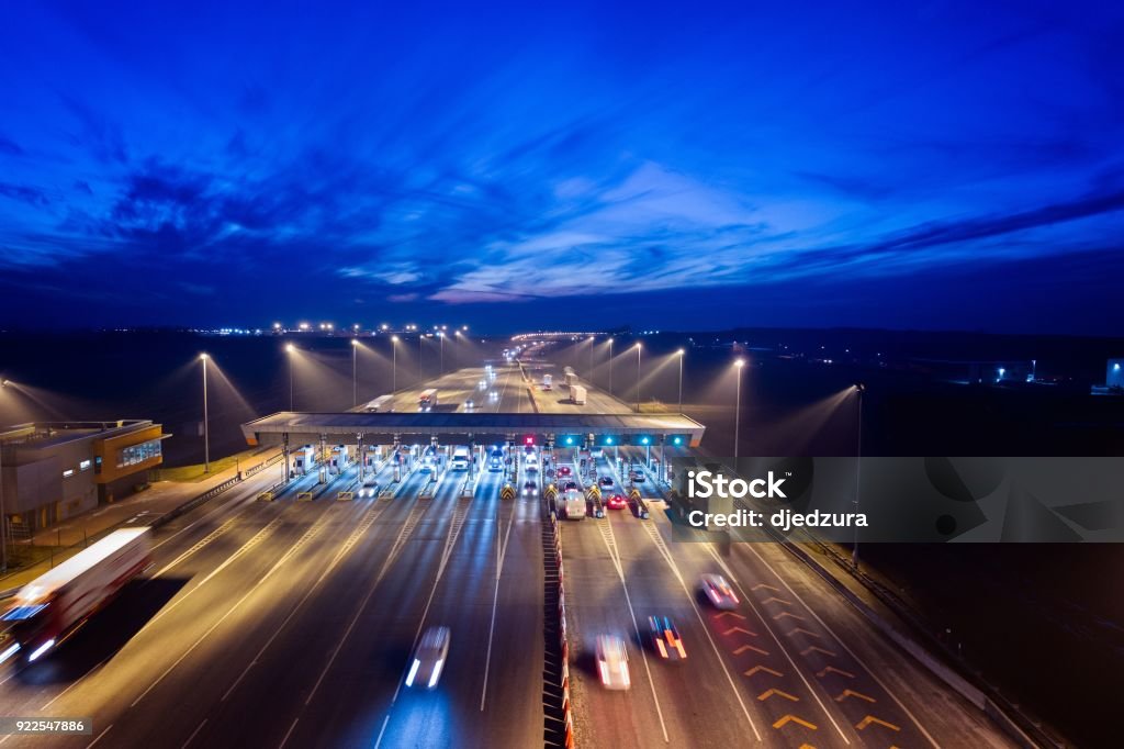 Vista aérea drone en punto de colección de peaje en autopista por la noche. - Foto de stock de Peaje libre de derechos