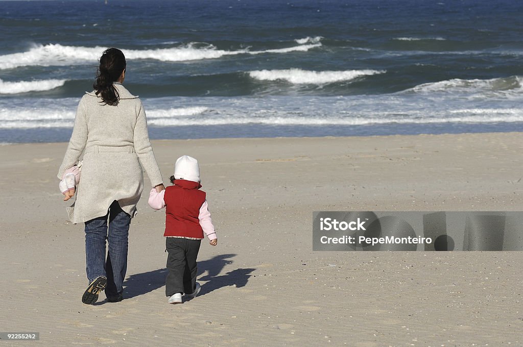 Мать и ее ребенок девочка ходить на пляж - Стоковые фото Веселье роялти-фри