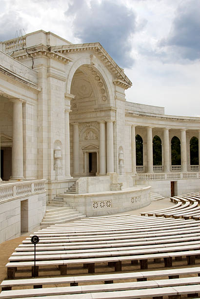 cemitério nacional de arlington-auditorium - washington dc arlington national cemetery arlington virginia architecture imagens e fotografias de stock