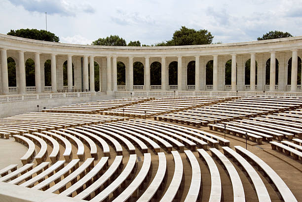 cemitério nacional de arlington-auditorium - washington dc arlington national cemetery arlington virginia architecture imagens e fotografias de stock