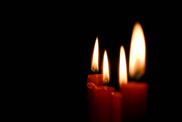 свечи в темноте - candle advent christmas church стоковые фото и изображения