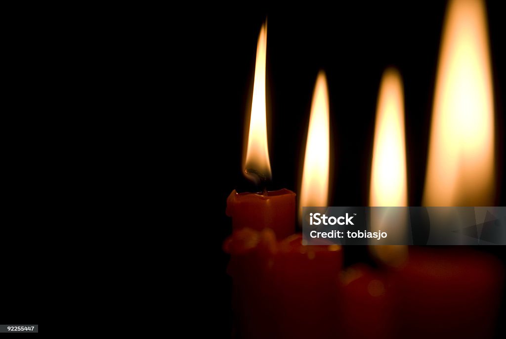 Bougies dans le noir - Photo de Bougie libre de droits