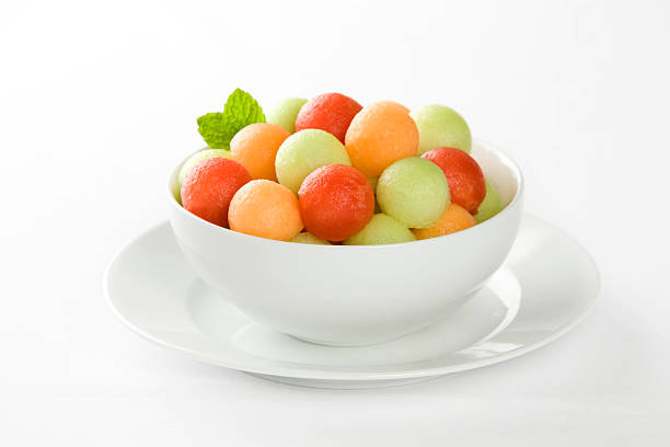 tazón de frutas frescas y sandía, melón dulce y canteloupe - melon balls fotografías e imágenes de stock