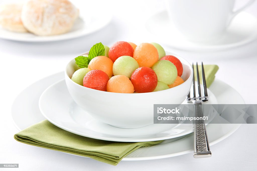 Frutas frescas, melancia e melão honeydew, cantalupo com biscoito - Foto de stock de Esfera royalty-free