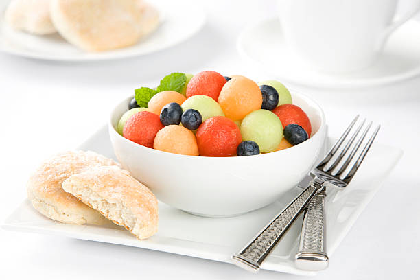 tazón de frutas frescas de frío, palma y café - melon balls fotografías e imágenes de stock