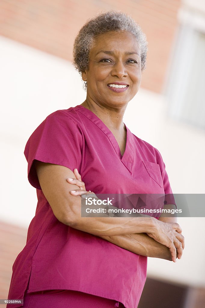 Enfermería de pie fuera de un Hospital - Foto de stock de Africano-americano libre de derechos