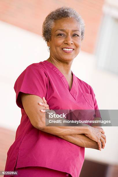 Enfermería De Pie Fuera De Un Hospital Foto de stock y más banco de imágenes de Africano-americano - Africano-americano, Brazos cruzados, Estar de pie