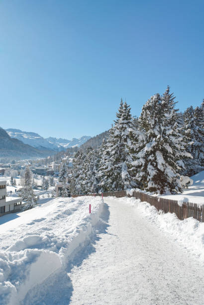 winterlandschaft in st. moritz - engadine built structure house mountain stock-fotos und bilder