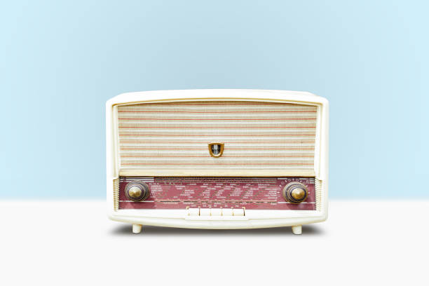 radio vintage sur fond bleu pastel - radio haute fréquence photos et images de collection