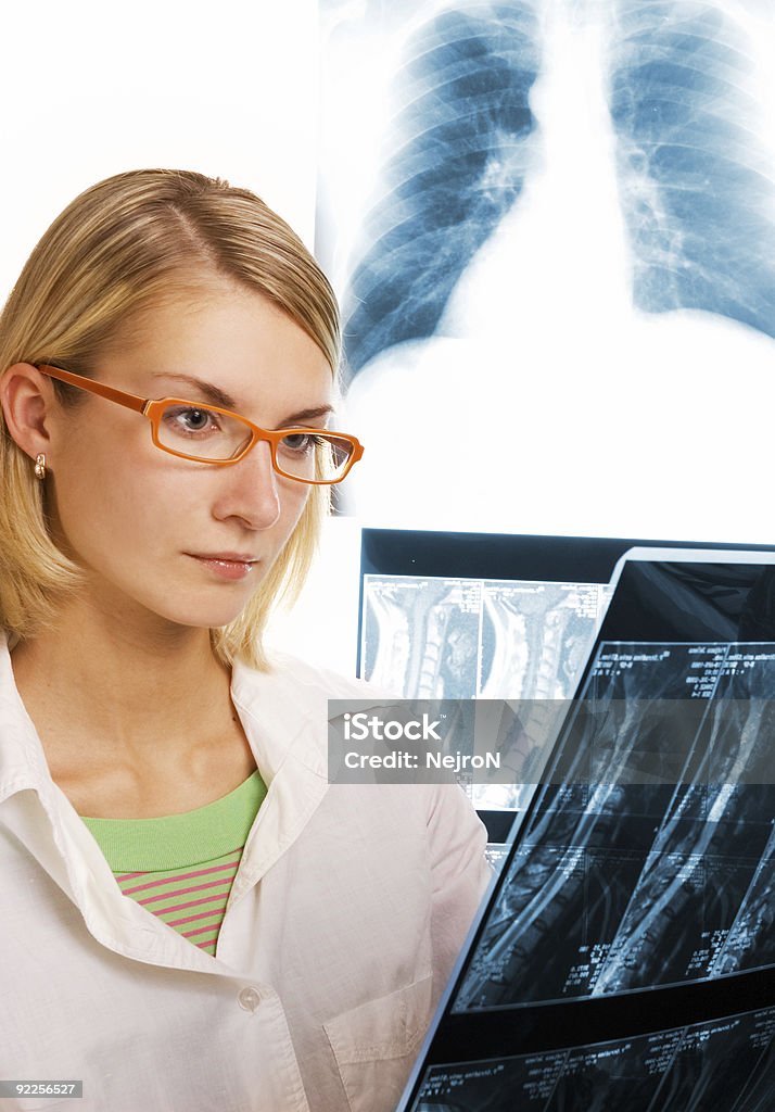 Jovem médico analisa roentgenogram - Foto de stock de Adulto royalty-free