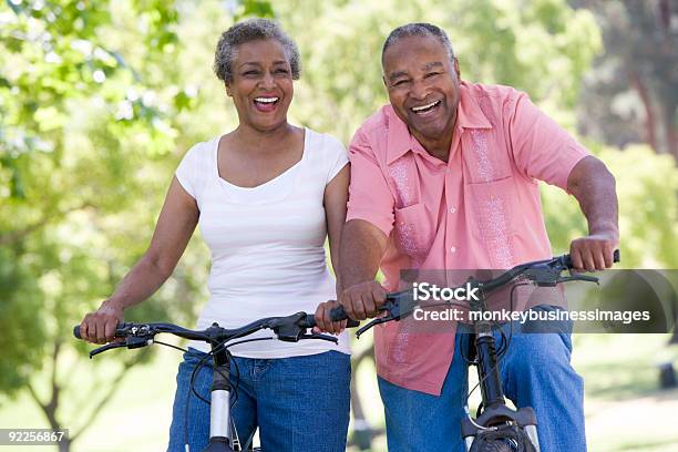 Altes Paar Auf Zyklus Fahren Stockfoto und mehr Bilder von Alter Erwachsener - Alter Erwachsener, Fitnesstraining, Radfahren