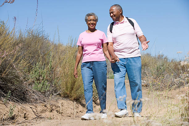 pareja senior en paseo - couple mature adult action walking fotografías e imágenes de stock