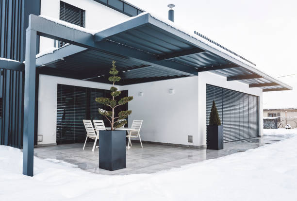 pergola haut toit dur comme élément clé de cette villa moderne - iron table photos et images de collection