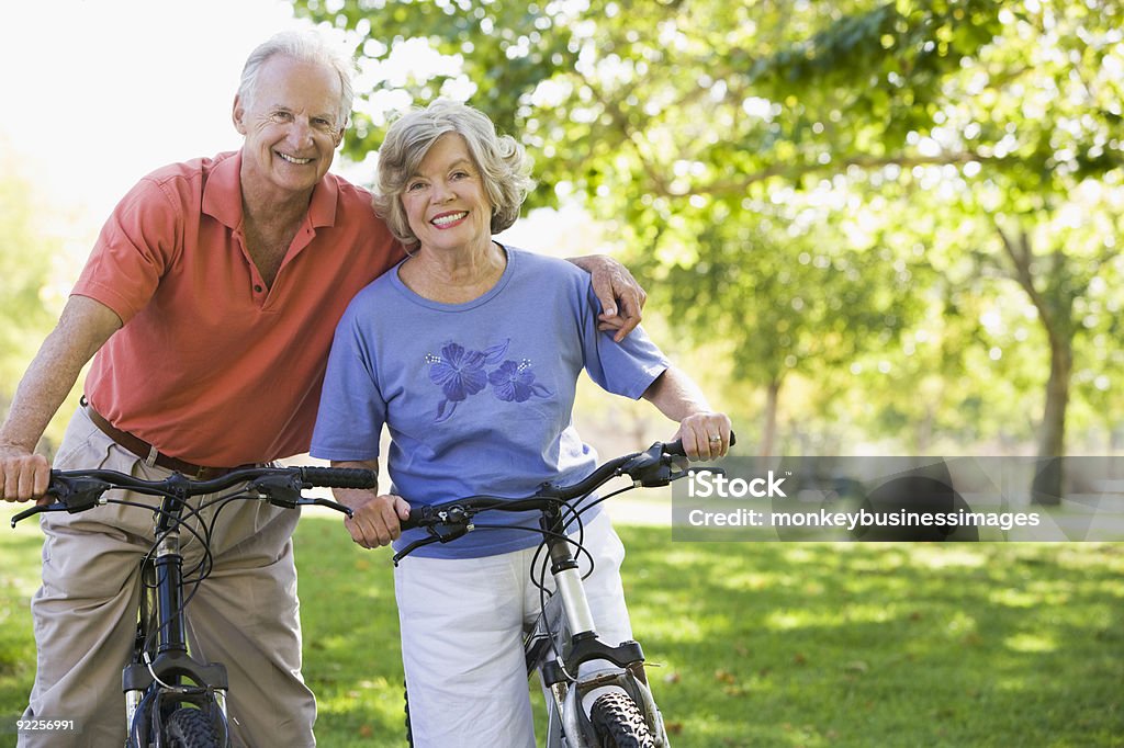 couple de personnes âgées sur cycle ride - Photo de Faire du vélo libre de droits