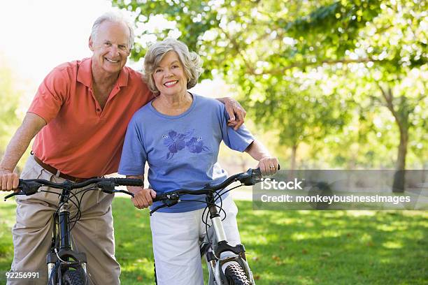 Photo libre de droit de Couple De Personnes Âgées Sur Cycle Ride banque d'images et plus d'images libres de droit de Faire du vélo - Faire du vélo, Troisième âge, Couple senior